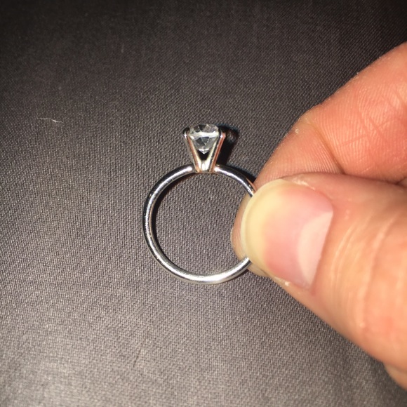 Beautiful Solitaire Ring - Picture 5 of 6